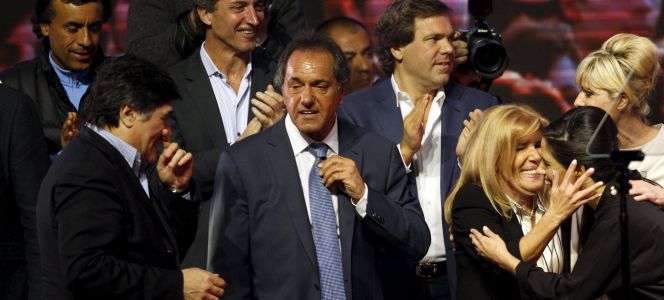 Daniel Scioli (centro) saluda a sus seguidores.