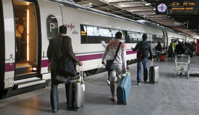 Un grupo de pasajeros toma el AVE en la estación madrileña Puerta de Atocha. EFE