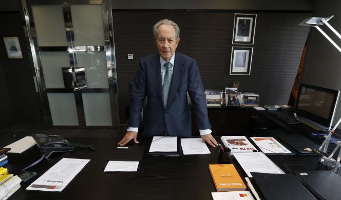 El presidente del Grupo Villar Mir y de OHL, Juan Miguel Villar Mir, al frente de la mesa de su despacho, en la sede que la constructora tiene en Torre Espacio (Madrid). EFE