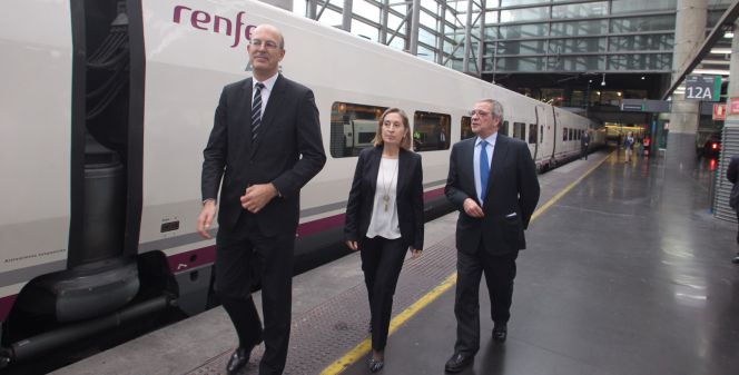 La ministra de Fomento, Ana Pastor, y los presidentes de Telefónica, César Alierta, y de Renfe, Pablo Vázquez