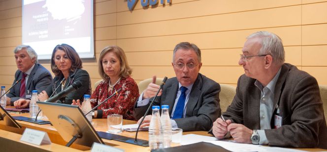 Desde la izquierda, José Ignacio San Miguel, de MC-UGT; Begoña Cristeto, secretaria general de Industria y Pyme; Maria Luisa Poncela, secretaria general de Ciencia, Tecnología e Innovación y presidenta de CDTI; Adolfo Menéndez, presidente de Tedae; y Máximo Blanco, de CC OO de Industria.