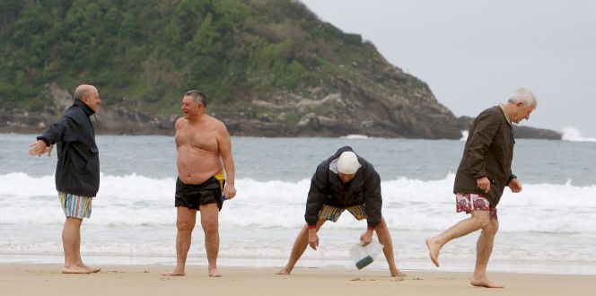 Un grupo de jubilados disfrutra de la playa de la Concha de San Sebastián.
