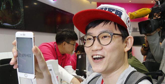 Un cliente comprando un iPhone en Corea del Sur.