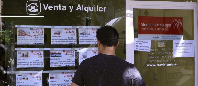Vista de un escaparate de una inmobiliaria en Madrid.
