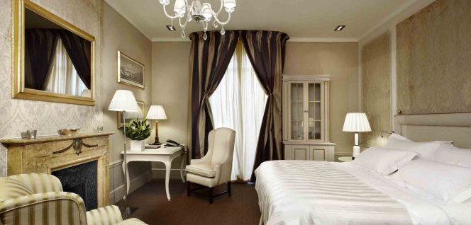Clásica habitación de lujo del Hotel Palace de Barcelona.