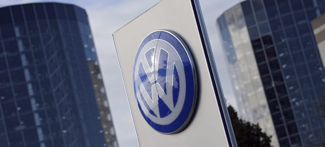 El logotipo de Volkswagen en la ciudad del automóvil en Wolfsburgo (Alemania).