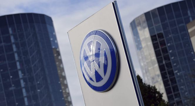El logotipo de Volkswagen en la ciudad del automóvil en Wolfsburgo (Alemania).