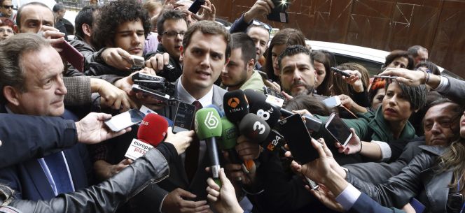 El presidente de Ciudadanos, Albert Rivera, atiende a la prensa antes de intervenir en el Foro ABC-Deloitte, hoy en el Casino de Madrid.