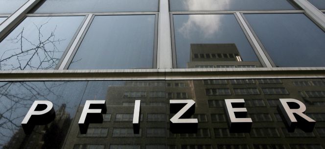 Vista de la fachada de la sede mundial de la farmacéutica Pfizer, en Nueva York.