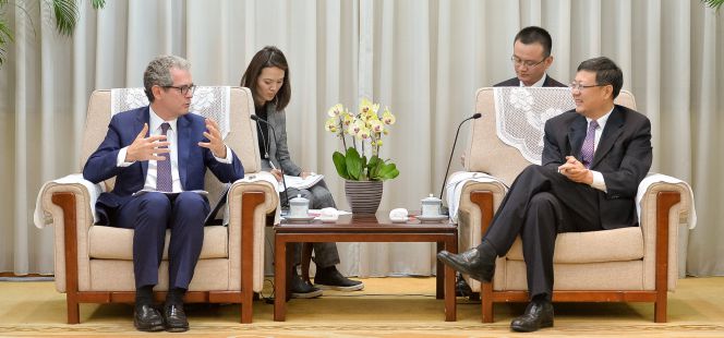 El presidente de Inditex, Pablo Isla, durante su conversación con el ministro chino de Protección Medioambiental, Chen Ji Ning.