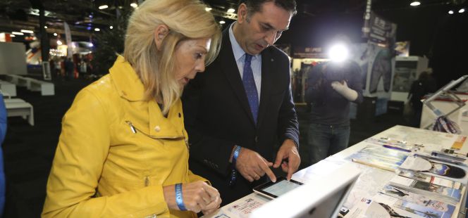 El consejero de Turismo y Deporte de la Junta de Andalucía, Francisco Javier Fernández, junto a la consejera delegada de Cetursa, María José López (i), en el estand de la estación de la estación de Sierra Nevada durante la promoción de la estación en la Feria de Esquí y Snowboard Norte de Manchester (Reino Unido).