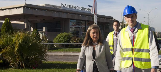 El director de la factoría Citroen de Vigo, Yann Martín, acompañado de la delegada de la Zona Franca en Vigo, Teresa Pedrosa.