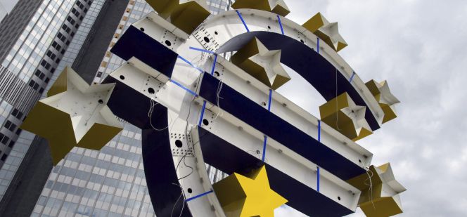 Vista de la escultura del euro frente a la antigua sede del Banco Central Europeo (BCE) en Fráncfort, Alemania.