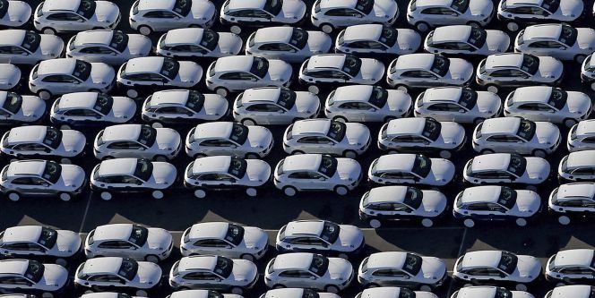 Estacionamiento de automóviles de Porsche en una fábrica de Leipzig, Alemania.