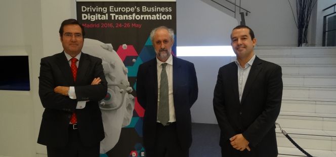 Antonio Garamendi, vicepresidente de la CEOE y presidente del Digital Enterprise Show; Luis Cueto, presidente de Ifema y coordinador general del Ayuntamiento de Madrid, y Albert Planas, director general de la feria, ayer durante la presentación del evento.