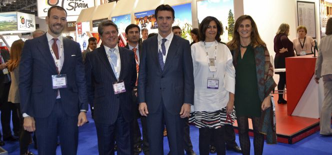 El ministro de Industria, Energía y Turismo del titular del departamento, José Manuel Soria, ayer junto al embajador español en Londres, Federico Trillo-Figueroa (segundo por la izquierda), entre otros, durante la feria turística World Travel Market (WTM) que se celebra en Londres.