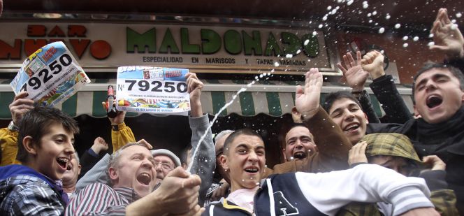 Varias personas celebrando un premio de la lotería de Navidad.