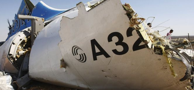Pieza del fuselaje del avión siniestrado en el Sinaí (Egipto) el sábado.