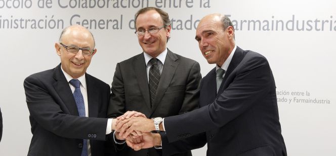 Desde la izquierda, Cristóbal Montoro, ministro de Hacienda; Alfonso Alonso, ministro de Sanidad; y Antoni Esteve, presidente de Farmaindustria, este miércoles en la firma del protocolo de colaboración para el sector farmacéutico.