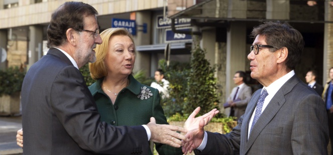 El presidente del Gobierno y del PP, Mariano Rajoy, saluda al presidente del Partido Aragonés (PAR), Arturo Aliaga, ante la presidenta del PP de Aragón, Luisa Fernanda Rudi, en Zaragoza.