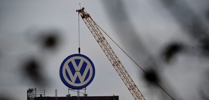 Logotipo de Volkswagen en sus oficinas administrativas en la fábrica de Volkswagen en Wolfsburgo (Alemania).