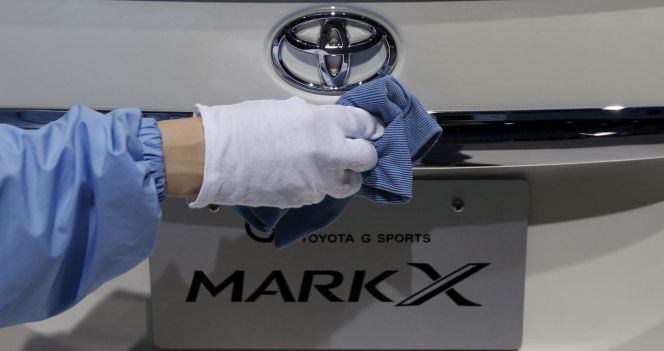 Limpieza del logo de Toyota en el Salón de Tokyo hoy November 5, 2015.