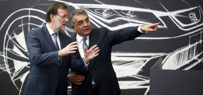 Francisco García Sanz, vicepresidente de VW, acompaña al presidente del Gobierno, Mariano Rajoy, en su visita a la fábrica de Seat en Martorell.
