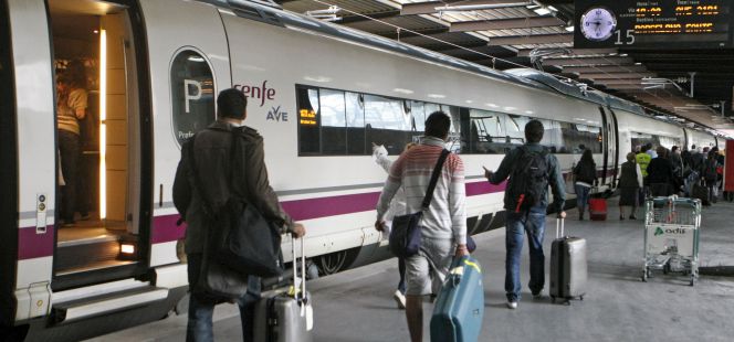 Pasajeros en el andén 15 de la estación de Atocha (Madrid).