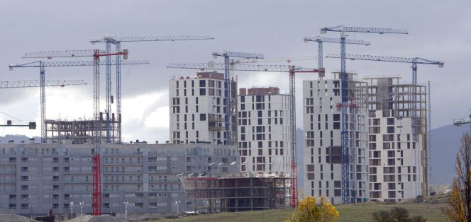 En la imagen, varios bloques de viviendas en construcción. EFEArchivo