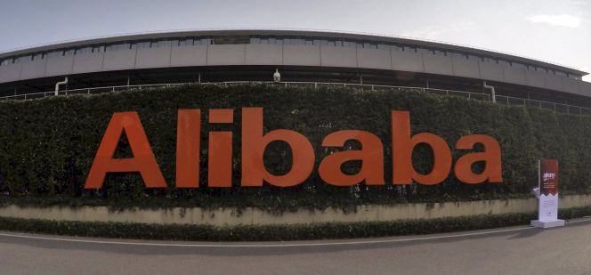 Logo del grupo Alibaba en su sede de Hangzhou (China).