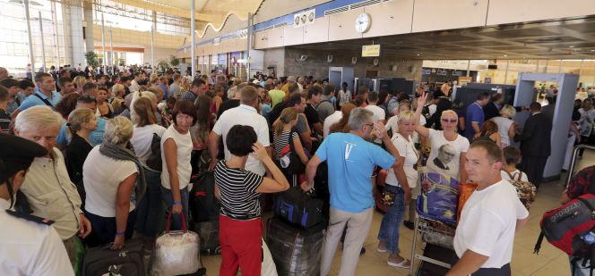 Cientos de turistas británicos esperan en los mostradores de facturación en el aeropuerto de Sharm el-Sheij (Egipto) para regresar a su país.