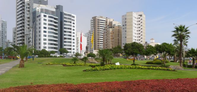Parque Miguel Grau en Miraflores, el barrio más exclusivo y tranquilo de Lima.