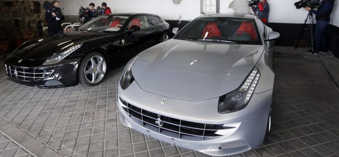 Los dos automóviles Ferrari que fueron obsequiados al Rey Juan Carlos por Emiratos Árabes Unidos hace cuatro años.