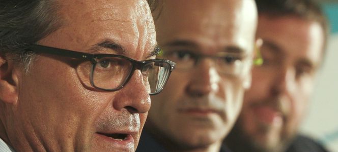 El numero 4 de la lista de Junts pel Sí, Artur Mas; el cabeza de lista de la formación, Raül Romeva; y el candidato numero 5 y líder de ERC, Oriol Junqueras.