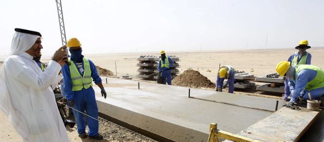 Varios obreros trabajan en la proximidades de la localidad de Jeddah en las obras del proyecto del AVE qeu unirá La Meca con Medina.