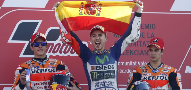 Jorge Lorenzo (Movistar Yamaha), ayer, tras ganar el mundial de Moto GP, en el podio de Cheste junto a Marc Márquez y Dani Pedrosa (ambos de Repsol Honda).