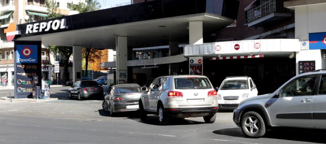 Cola de automóviles a la entrada de una gasolinera en Madrid.