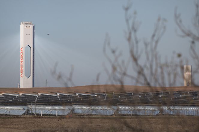 Planta solar de Abengoa en Sanlúcar la Mayor (Sevilla).rn