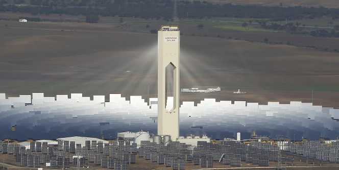 Vista aérea de la planta solar de Abengoa en Sanlúcar la Mayor ( Sevilla).