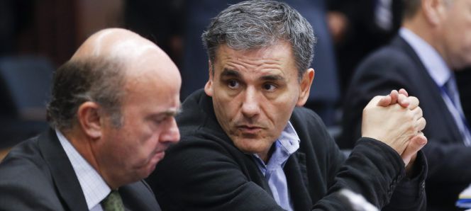 El ministro español de Economía y Competitividad, Luis de Guindos junto al ministro griego de Finanzas Euclides Tsakalotos