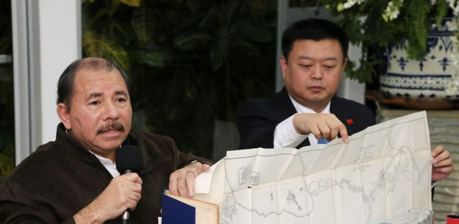 El presidente de Nicaragua, Daniel Ortega, junto al empresario chino Wang Jing , dueño del HKND Group, durante un encuentro en Managua en julio de 2014. EFE