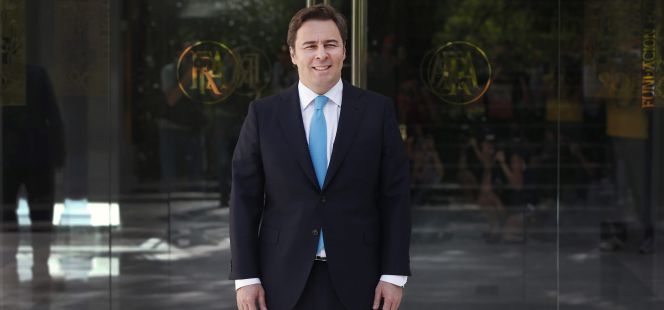 El presidente de El Corte Inglés, Dimas Gimeno Álvarez, posa ante la sede de la Fundación "Ramón Areces" de Madrid. EFEArchivo