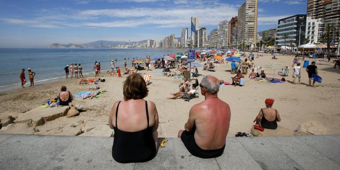 Una pareja de poensionistas toman el sol.