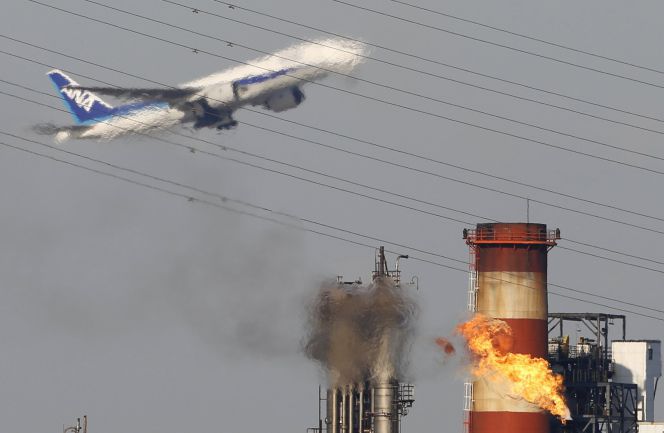 Un avión sobrevuela una refinería en Japón