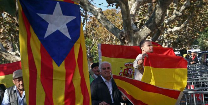 Un grupo de partidarios de la unidad de España protestan ante el Parlament de Cataluña por la aprobación hoy de la resolución conjunta de Junts pel Sí y la CUP que pretende ser el inicio del proceso hacia la independencia de Cataluña, una resolución que, según ha anunciado el Gobierno, será recurrida ante el Tribunal Constitucional.