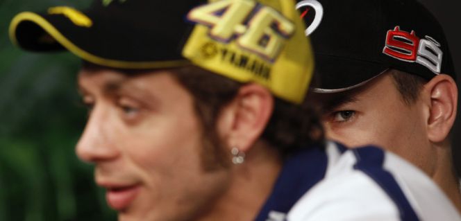 El piloto italiano Valentino Rossi, en primer plano, durante una rueda de prensa, ante la mirada de su compañero de equipo, Jorge Lorenzo.