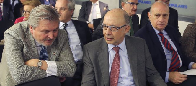 Los ministros de Educación, Íñigo Méndez de Vigo (i); Hacienda, Cristóbal Montoro, e Interior, Jorge Fernández Díaz (d).