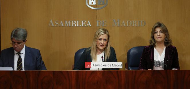 Imagen facilitada por la Comunidad de Madrid de la presidenta regional, Cristina Cifuentes (c), acompañada por el consejero de Presidencia y Justicia, Ángel Garrido (i), y consejera de Economía, Empleo y Hacienda, Engracia Hidalgo (d), tras la reunión extraordinaria del Consejo de Gobierno en la que se ha aprobado que el Servicio Madrileño de Salud (Sermas) gestionará de forma directa a partir del próximo año los seis centros hospitalarios cuya gestión pretendía privatizar la anterior administración autonómica. EFECOMUNIDAD DE MADRID