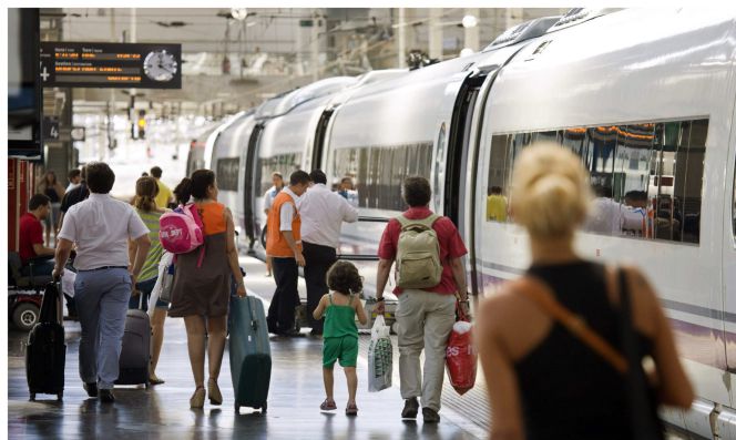Un grupo de pasajeros accede a un tren de larga distancia en la estación de Chamartín. Efe