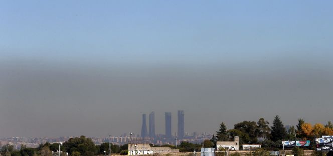 Vista de Madrid con el parque empresarial de las Cuatro Torres, en el Paseo de la Castellana, y el cielo oscurecido por la contaminación en la ciudad. EFEArchivo